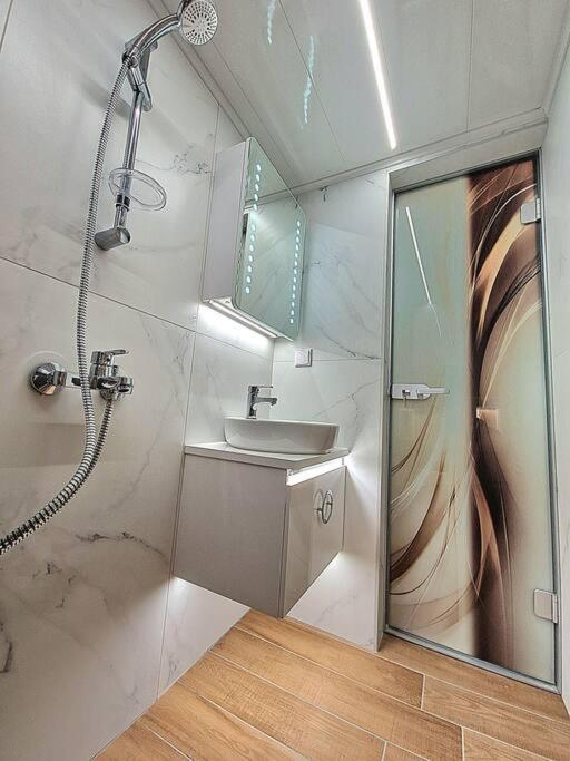 Luxury Apartment. 75 Inches Tv Varna Exterior photo
