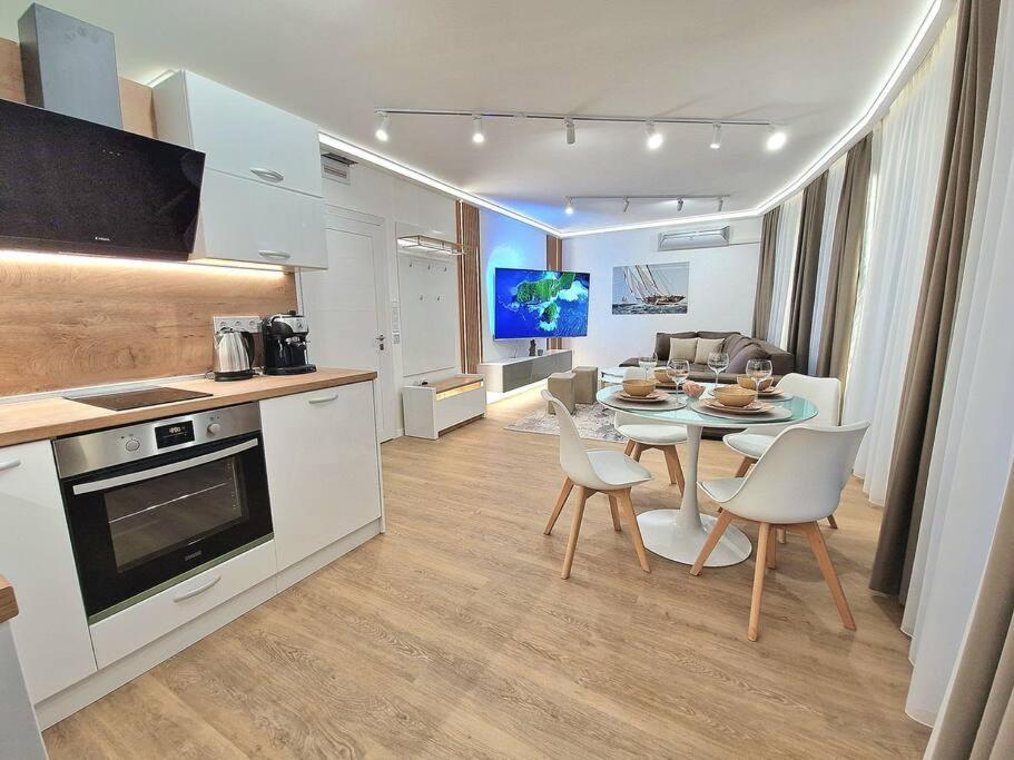 Luxury Apartment. 75 Inches Tv Varna Exterior photo