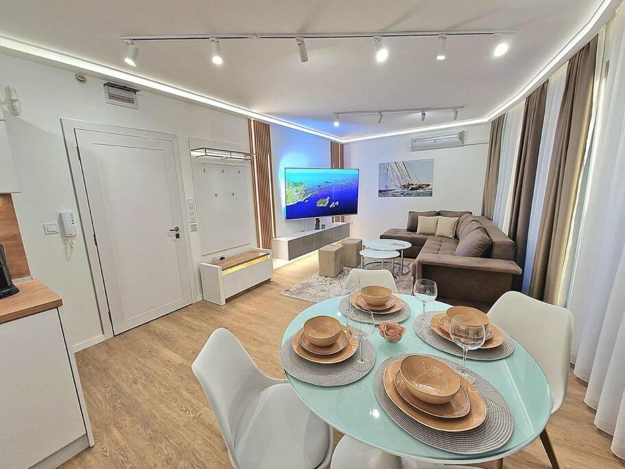 Luxury Apartment. 75 Inches Tv Varna Exterior photo